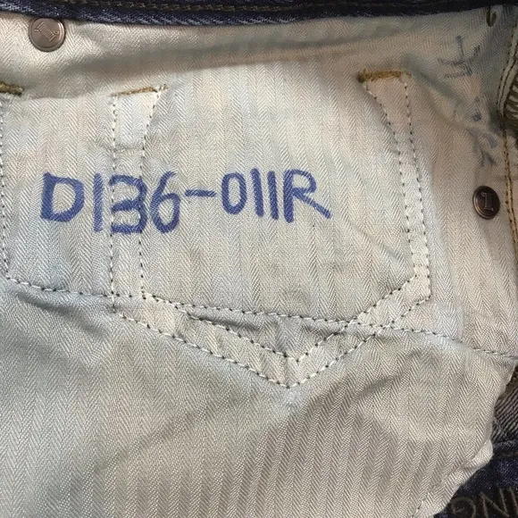 Artisan De Luxe distressed denim short. NWOT.