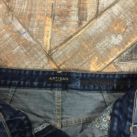 Artisan De Luxe distressed denim short. NWOT.