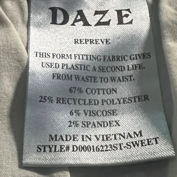 DAZE Lovergirl Distressed Mid Rise Roller Jeans Size 26 NEW