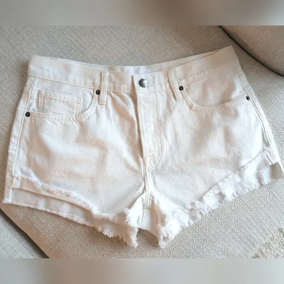 FRAME Denim Shorts in Rumpled Blanc Grind