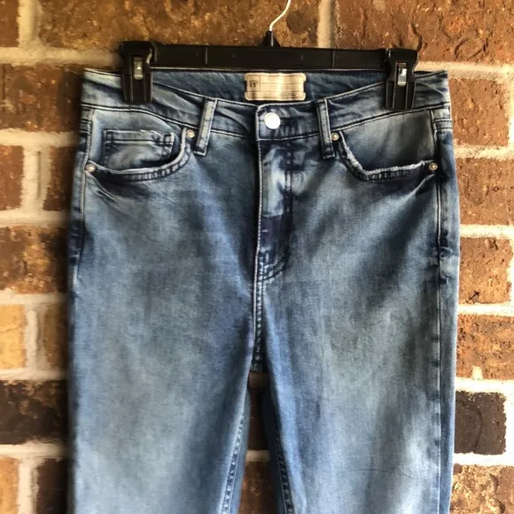 FREE PEOPLE Skinny 10” High Rise Skinny Jeans Destroyed Distressed