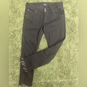 Hudson Collin Flap Low Rise Raw Hem Skinny Jeans - Color Black Size Women's 29