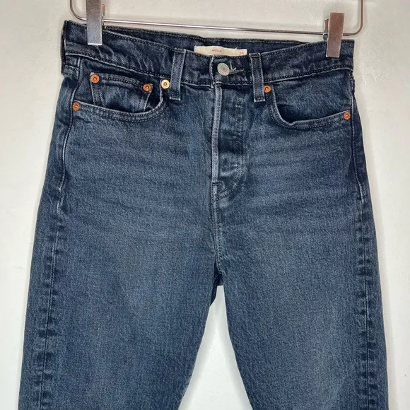 Levi’s | Wedgie Fit Skinny Jeans in Black Wash Sz. 25