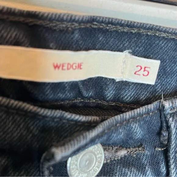 Levi’s | Wedgie Fit Skinny Jeans in Black Wash Sz. 25
