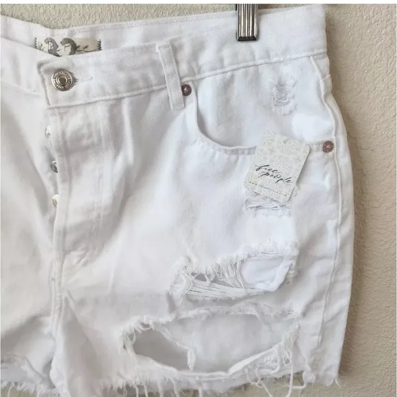 NWT Free People Optic White Maggie Mid-Rise Distressed Denim Jean Shorts…