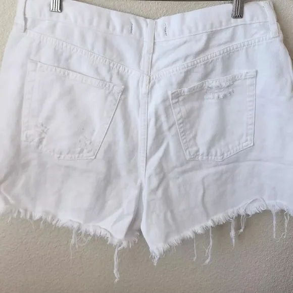 NWT Free People Optic White Maggie Mid-Rise Distressed Denim Jean Shorts…
