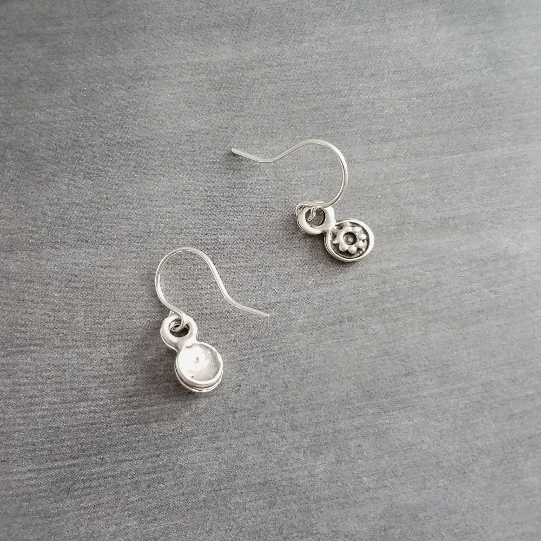 Silver Daisy Earring, tiny earrings, silver earring, antique silver earring, little flower earring, silver flower dangle, small round disk
