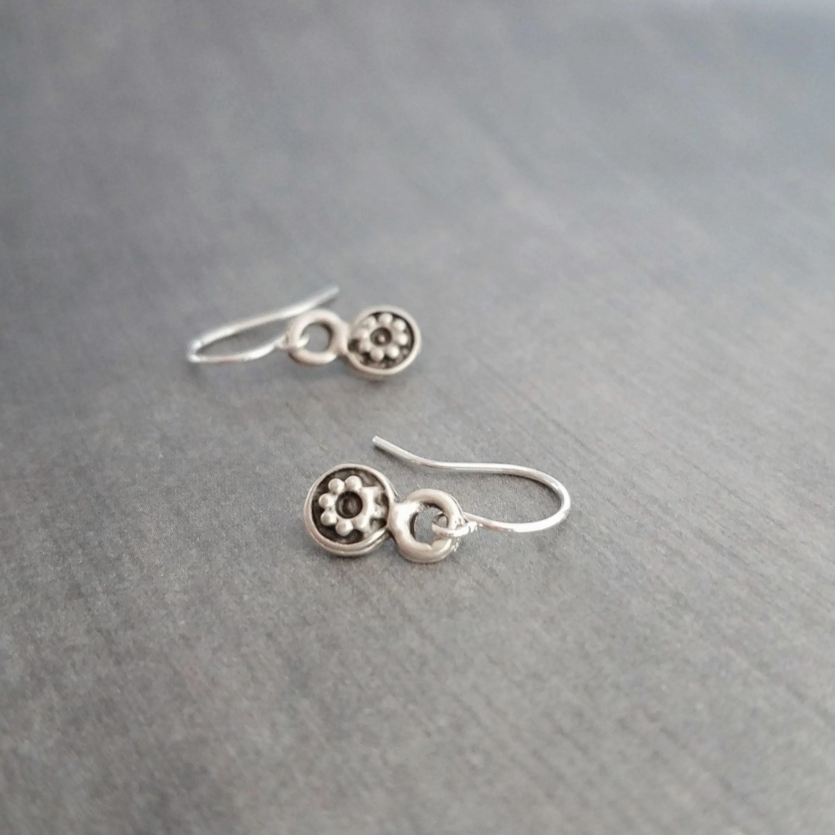 Silver Daisy Earring, tiny earrings, silver earring, antique silver earring, little flower earring, silver flower dangle, small round disk