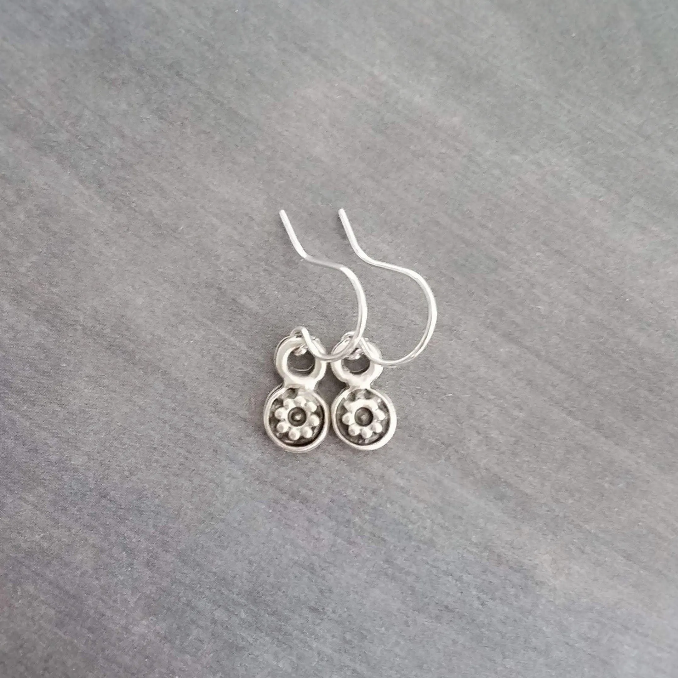 Silver Daisy Earring, tiny earrings, silver earring, antique silver earring, little flower earring, silver flower dangle, small round disk