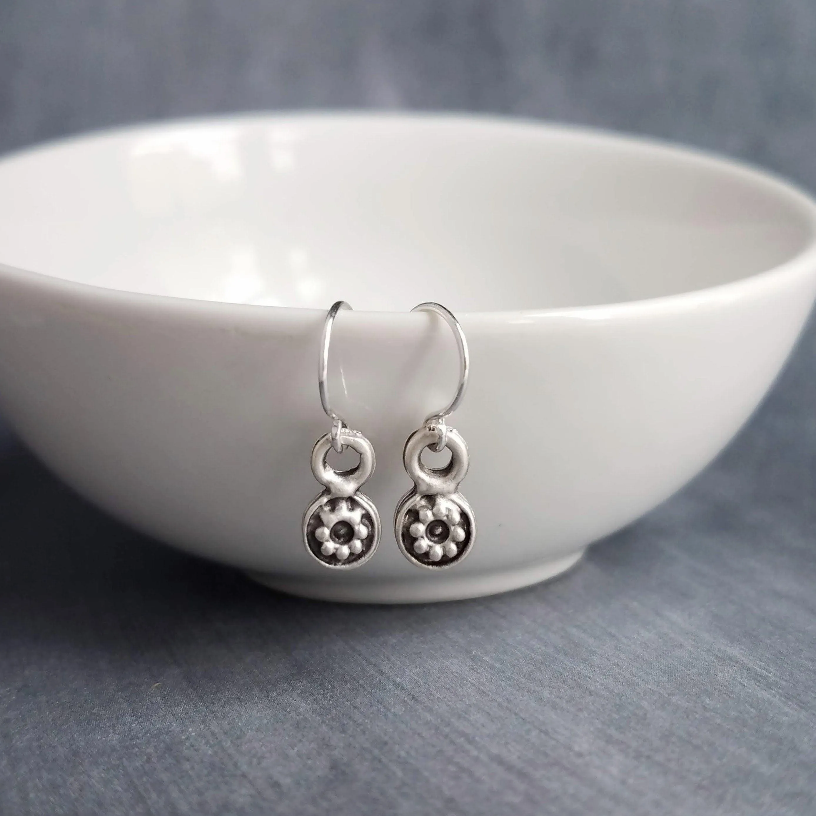 Silver Daisy Earring, tiny earrings, silver earring, antique silver earring, little flower earring, silver flower dangle, small round disk