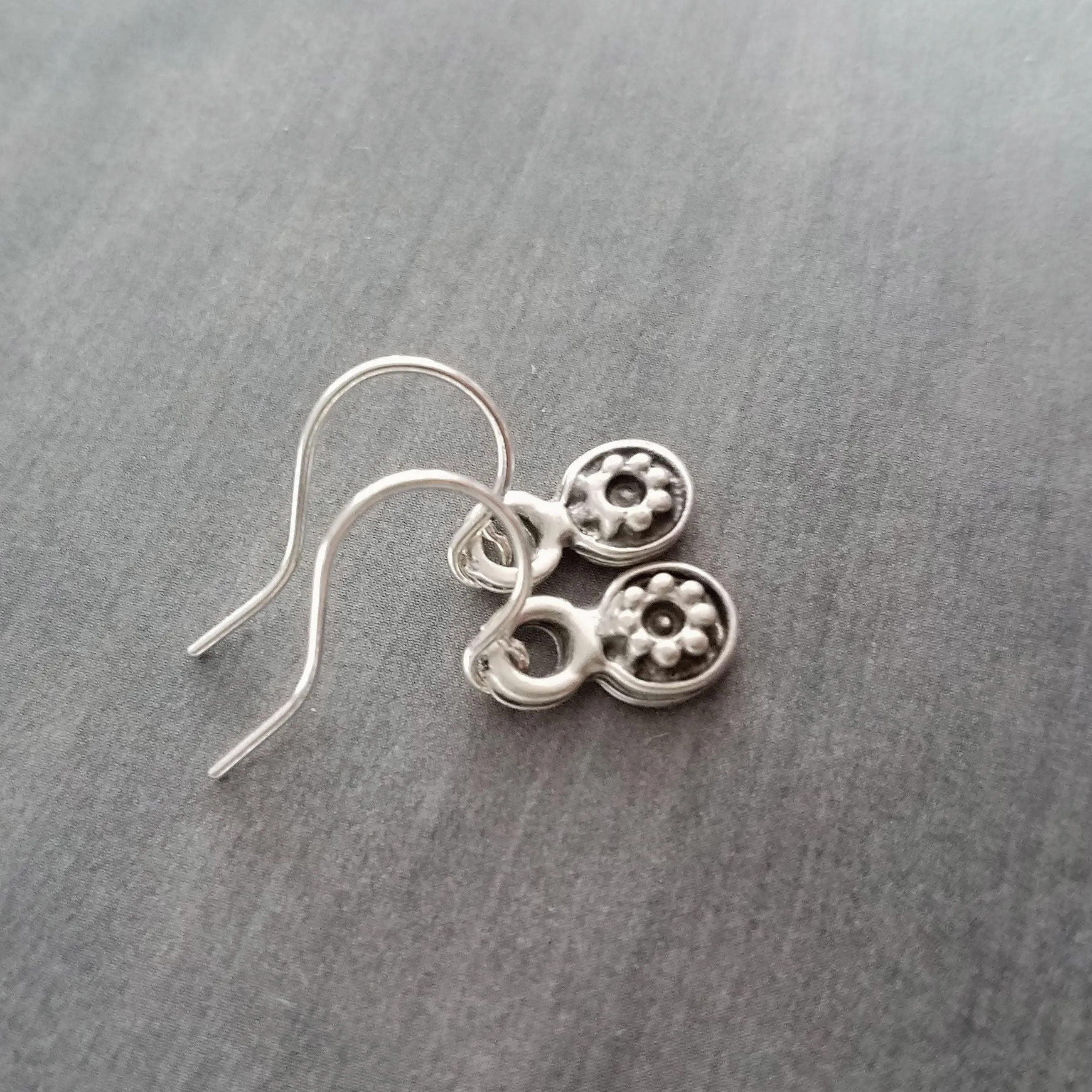 Silver Daisy Earring, tiny earrings, silver earring, antique silver earring, little flower earring, silver flower dangle, small round disk