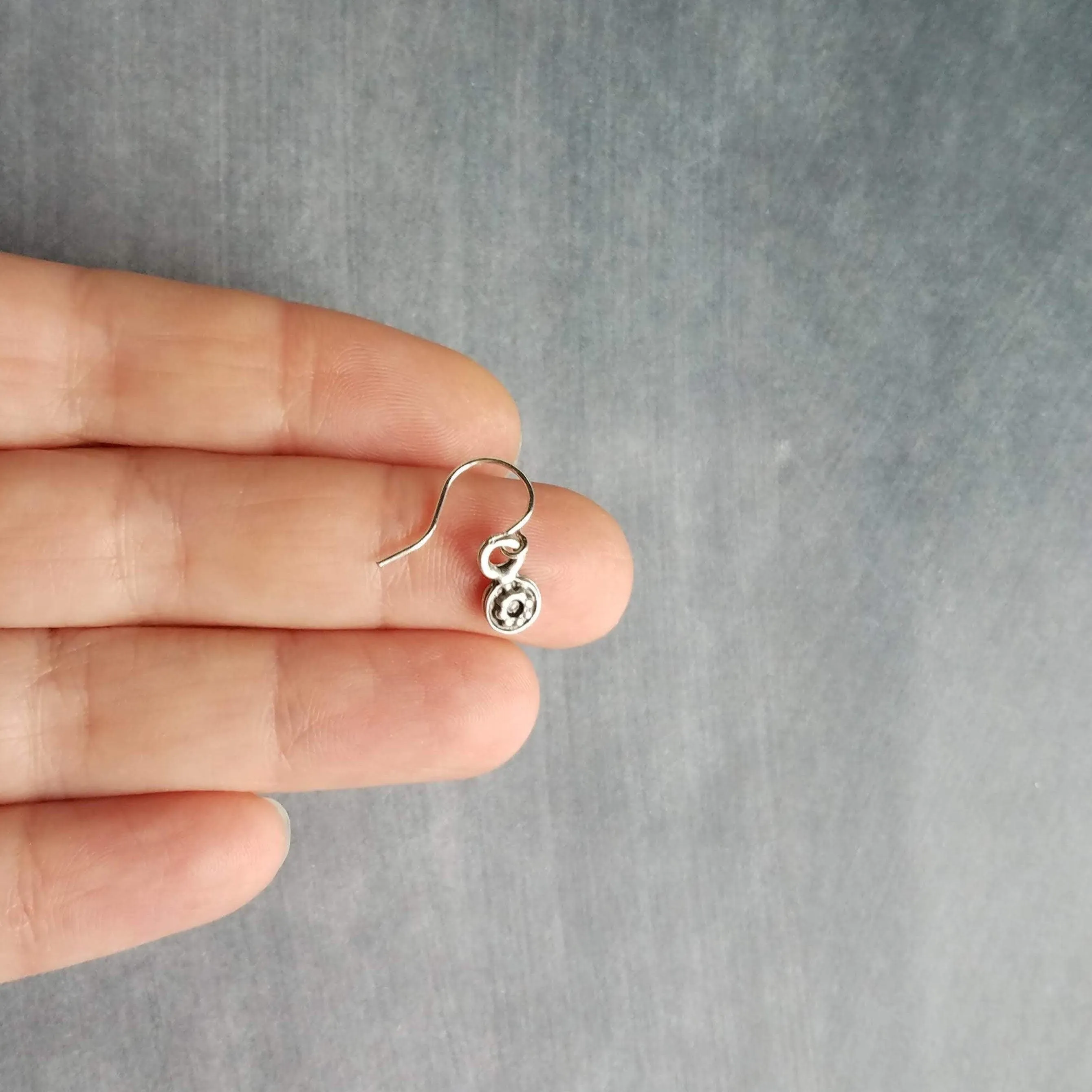 Silver Daisy Earring, tiny earrings, silver earring, antique silver earring, little flower earring, silver flower dangle, small round disk