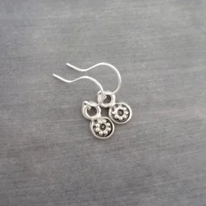 Silver Daisy Earring, tiny earrings, silver earring, antique silver earring, little flower earring, silver flower dangle, small round disk