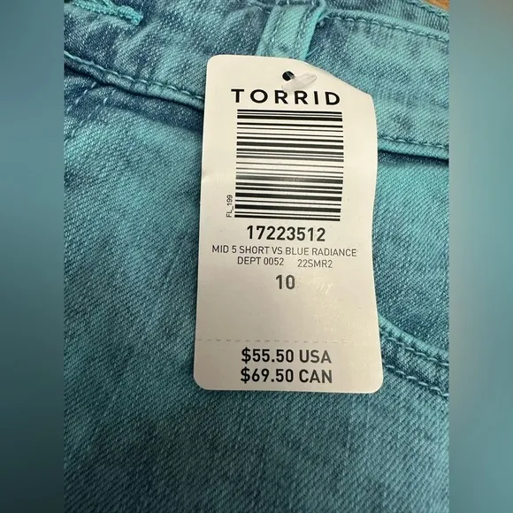 TORRID NWT blue mineral wash denim stretch frayed hem shorts size 10W, 17” waist