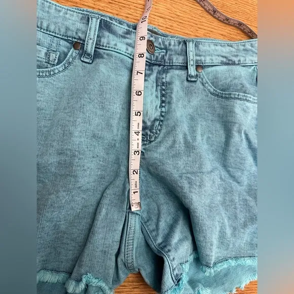 TORRID NWT blue mineral wash denim stretch frayed hem shorts size 10W, 17” waist
