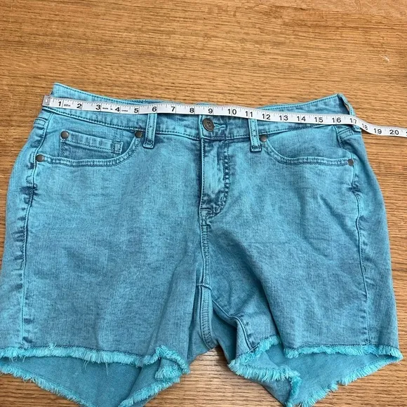 TORRID NWT blue mineral wash denim stretch frayed hem shorts size 10W, 17” waist