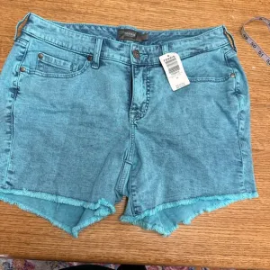 TORRID NWT blue mineral wash denim stretch frayed hem shorts size 10W, 17” waist