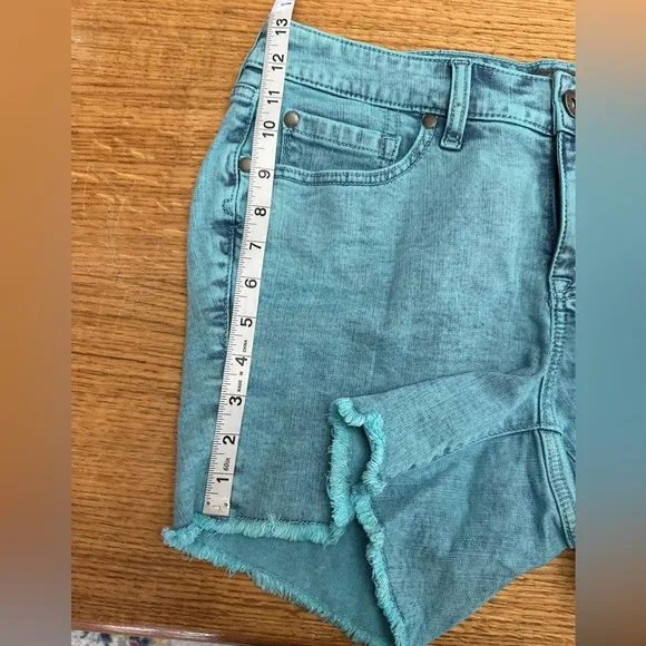 TORRID NWT blue mineral wash denim stretch frayed hem shorts size 10W, 17” waist