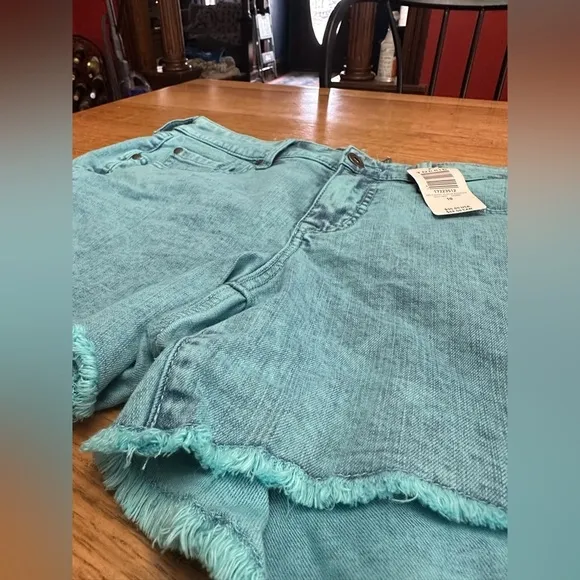TORRID NWT blue mineral wash denim stretch frayed hem shorts size 10W, 17” waist