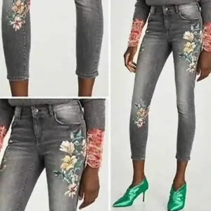 Zara Jeans Zara Basic Z1975 Skinny Midrise Wildflower Crop Jeans size 6